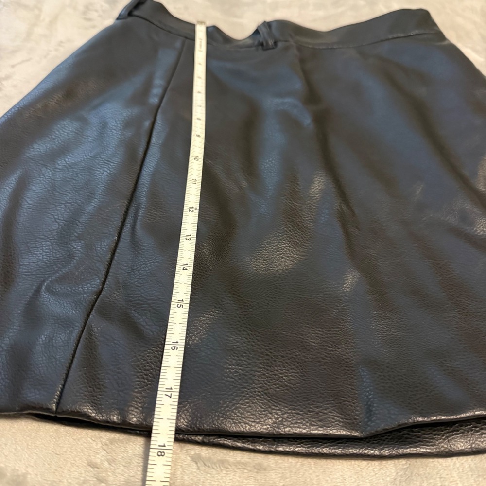 H&M Black Faux Leather Mini Skirt Side Zip US 6‎ EU 38 - Picture 8 of 8